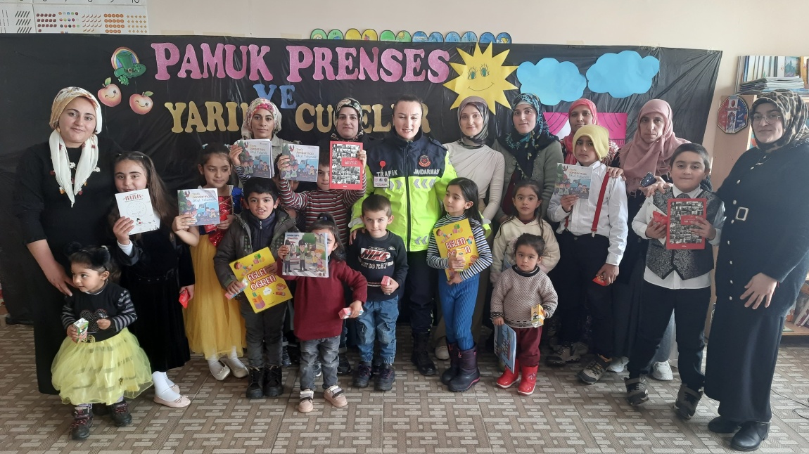 PAMUK PRENSES VE YARIM CÜCELER TİYATRO GÖSTERİSİ